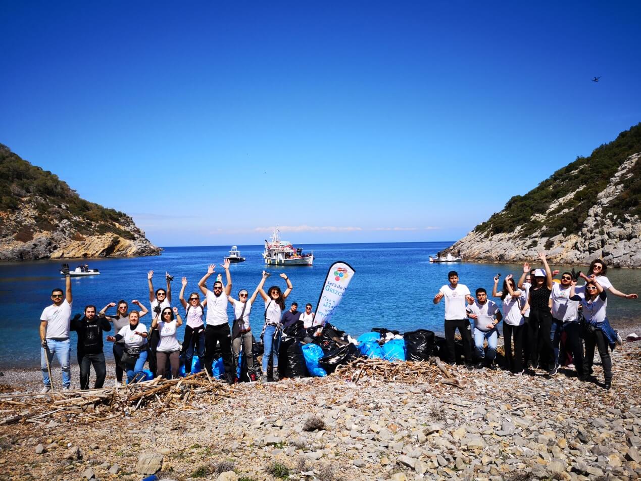 Εθελοντικός καθαρισμός παραλίας από την ομάδα Let’s do it Greece