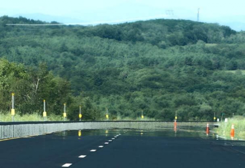 Γιατί οδηγώντας το καλοκαίρι νομίζουμε ότι βλέπουμε νερά στο οδόστρωμα;