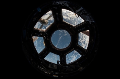 Παράθυρο που βλέπει στη Γη από το εσωτερικό του ISS (εικόνα από pixabay)