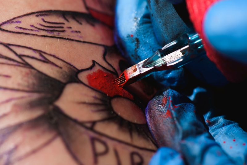 Πώς τα τατουάζ μένουν μόνιμα πάνω στο δέρμα μας;