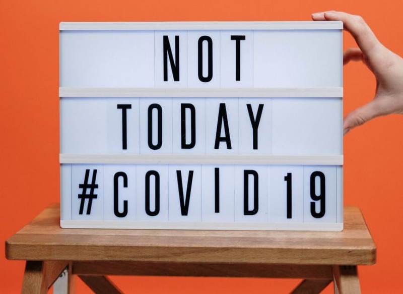 Τι είναι το μοριακό τεστ και τι το τεστ αντισωμάτων για τον ιό SARS-CoV-2;